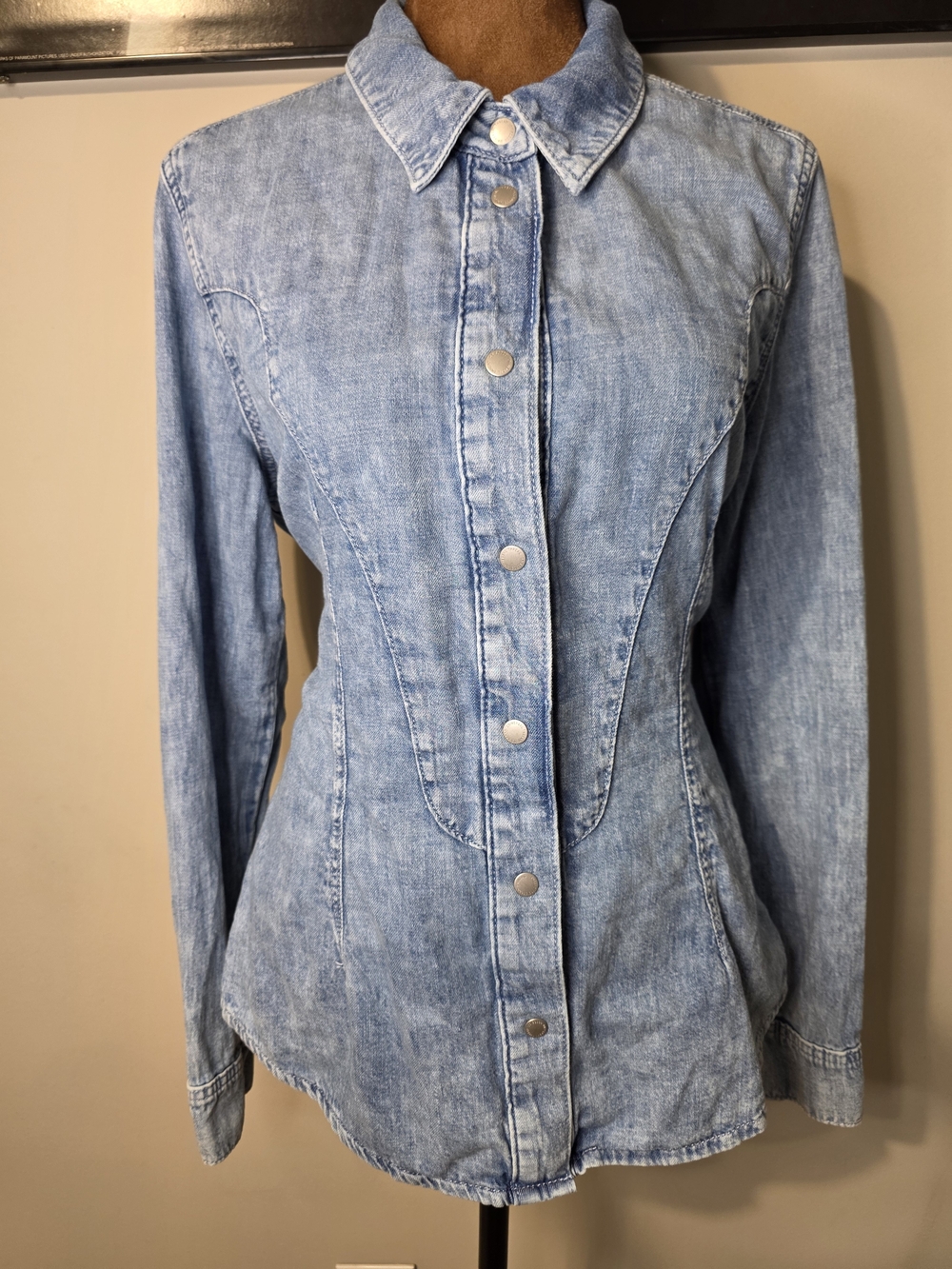 Universal Thread Light Wash Denim Snap Button Shirt Women’s Size 10 Slim Fit
